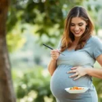 Mulher grávida feliz comendo uma refeição saudável