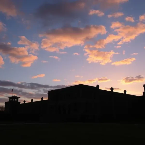 Pôr do sol iluminando Kilmainham Gaol.