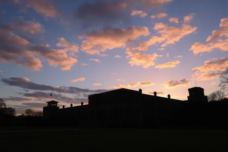 Pôr do sol iluminando Kilmainham Gaol.