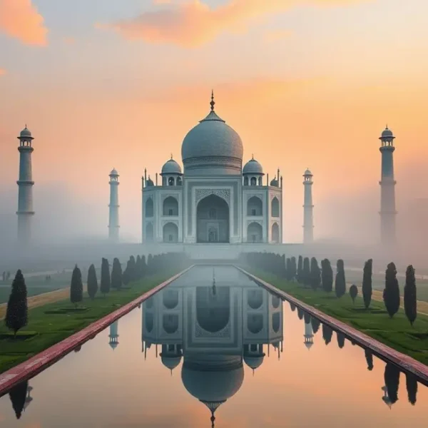 Taj Mahal refletindo nas águas ao amanhecer.