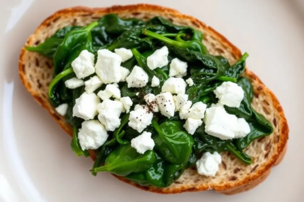 Torradas Integral com Queijo Feta e Espinafre