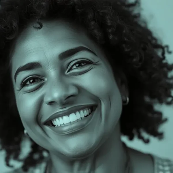 Mulher sorrindo em um ambiente florido, simbolizando o empoderamento feminino.