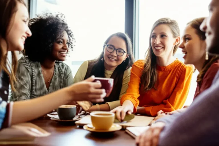 Grupo de mulheres se apoiando, simbolizando empoderamento e produtividade.