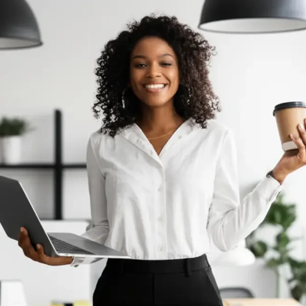 Mulher sorridente equilibrando o trabalho e a vida pessoal com sucesso.
