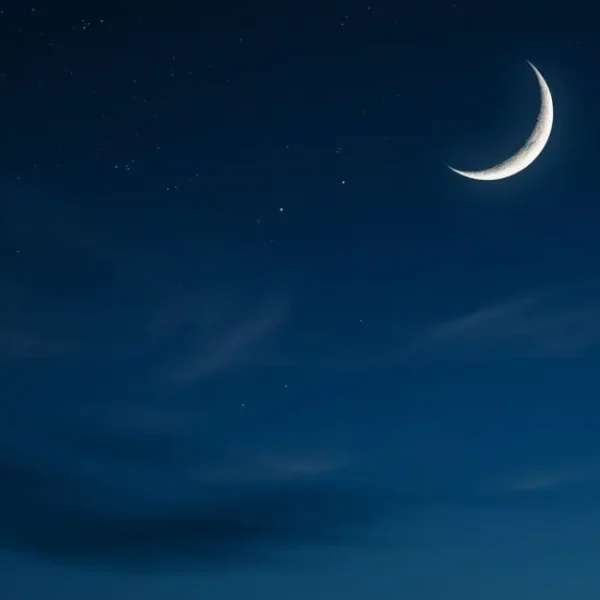 Paisagem noturna com lua crescente e céu estrelado, simbolizando a reflexão.