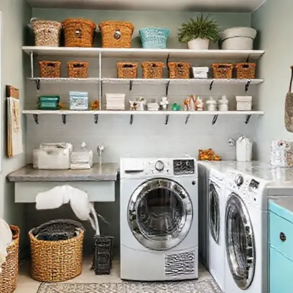 Lavanderia organizada e convidativa para facilitar tarefas diárias.