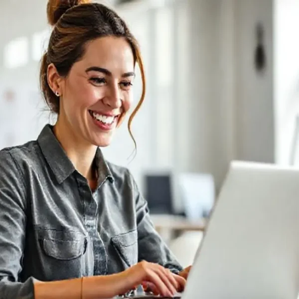 Uma mulher sorridente analisando gráficos financeiros.