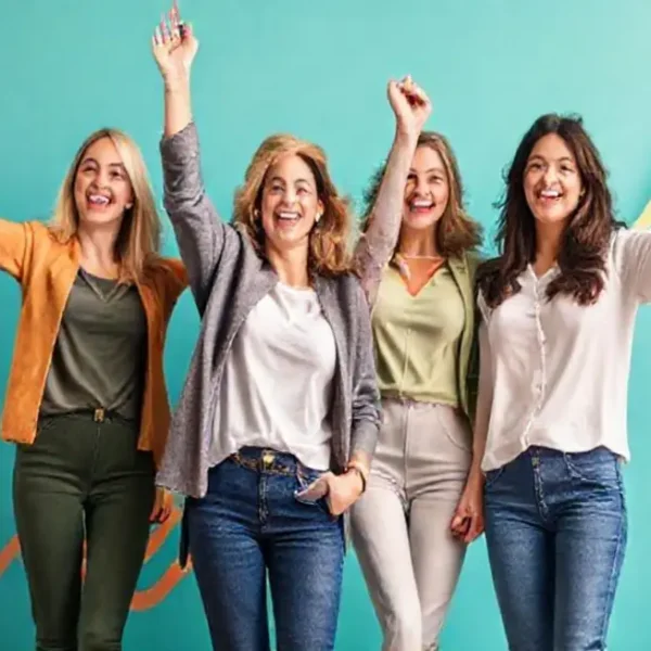 Mulheres felizes mostrando seus resultados financeiros.