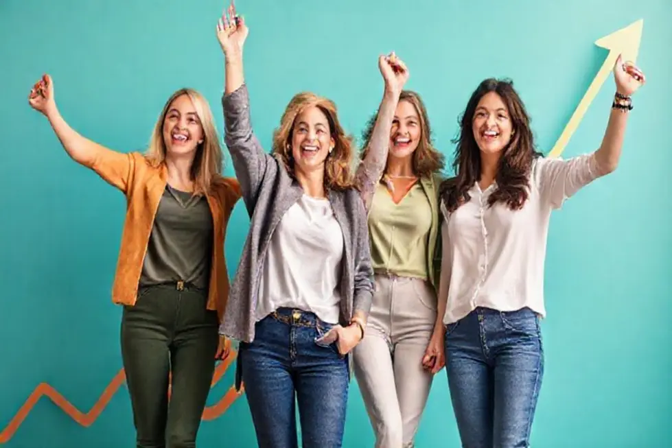 Mulheres felizes mostrando seus resultados financeiros.