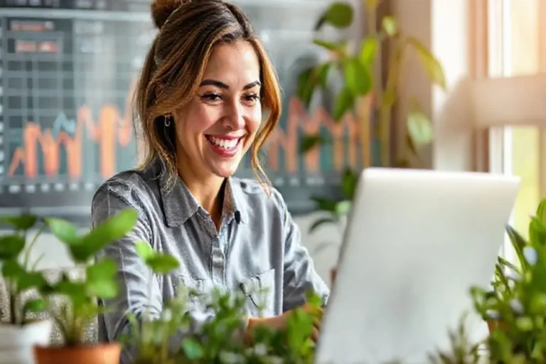 Uma mulher sorrindo enquanto trabalha em seu laptop, refletindo prosperidade.