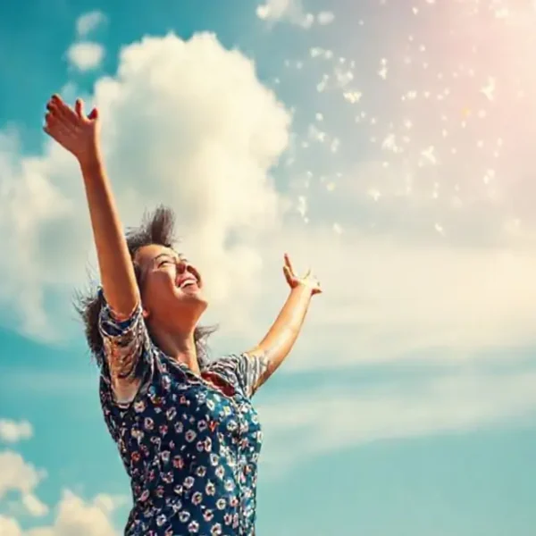 Mulher sorridente sonhando com um futuro financeiro promissor.