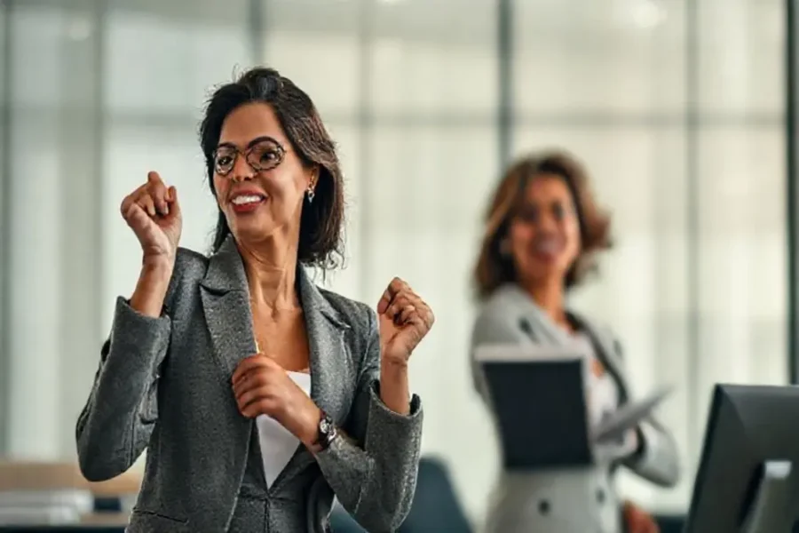 Imagem que representa mulheres investindo e se empoderando financeiramente.