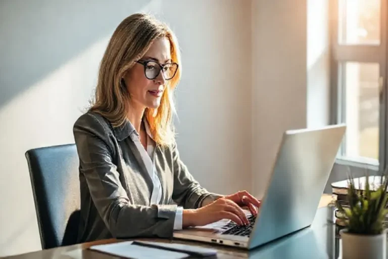 Mulher confiante calculando seus investimentos.