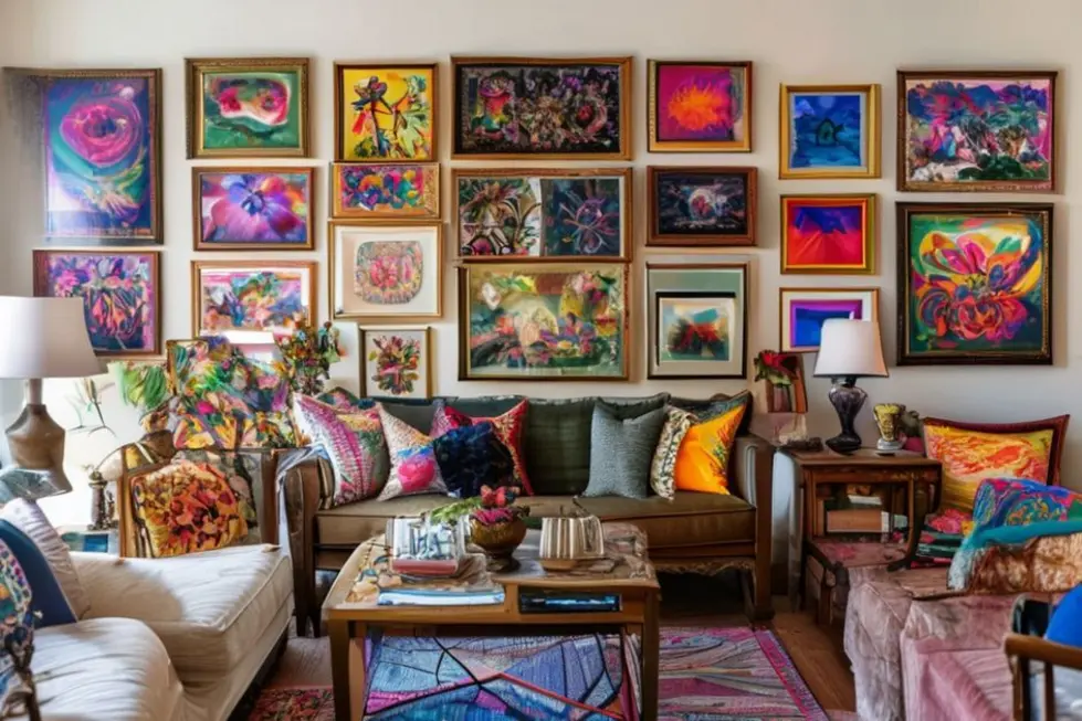Sala de estar decorada com quadros e posters vibrantes.