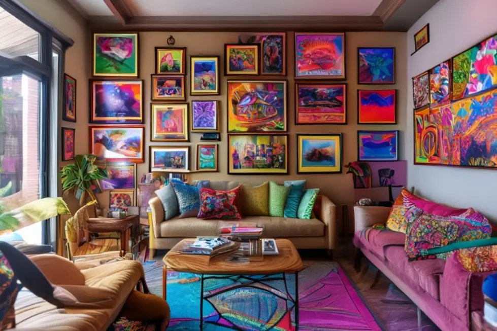 Decoração de casa com quadros e posters coloridos.