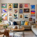 Sala de estar iluminada com arte variada nas paredes.