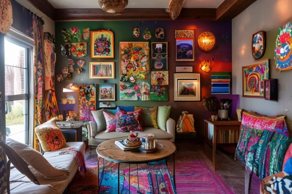 Casa com decoração cheia de quadros e posters artísticos.