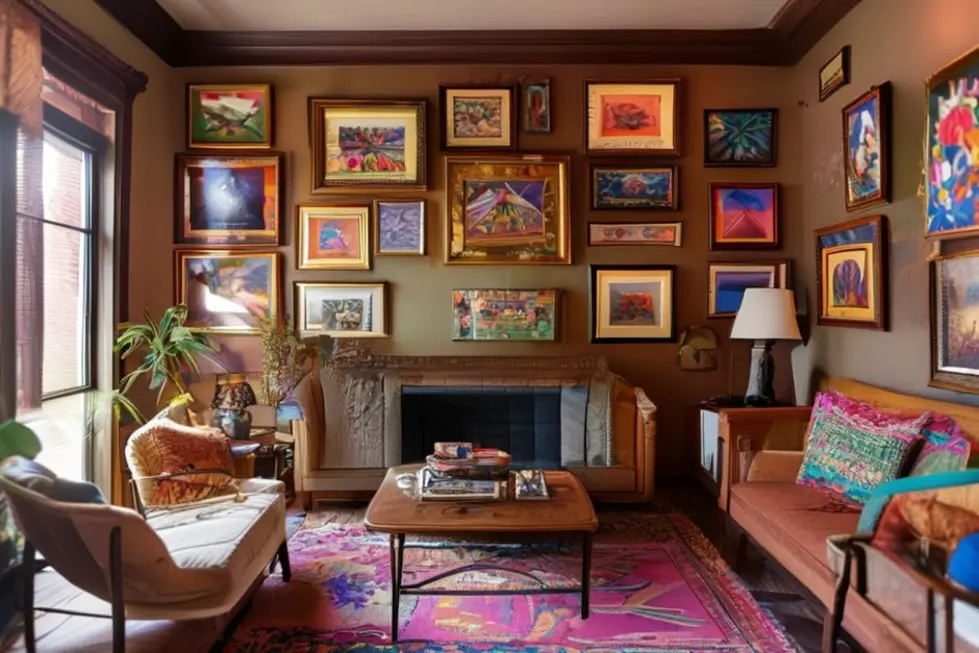 Interior de casa decorado com quadros vibrantes.