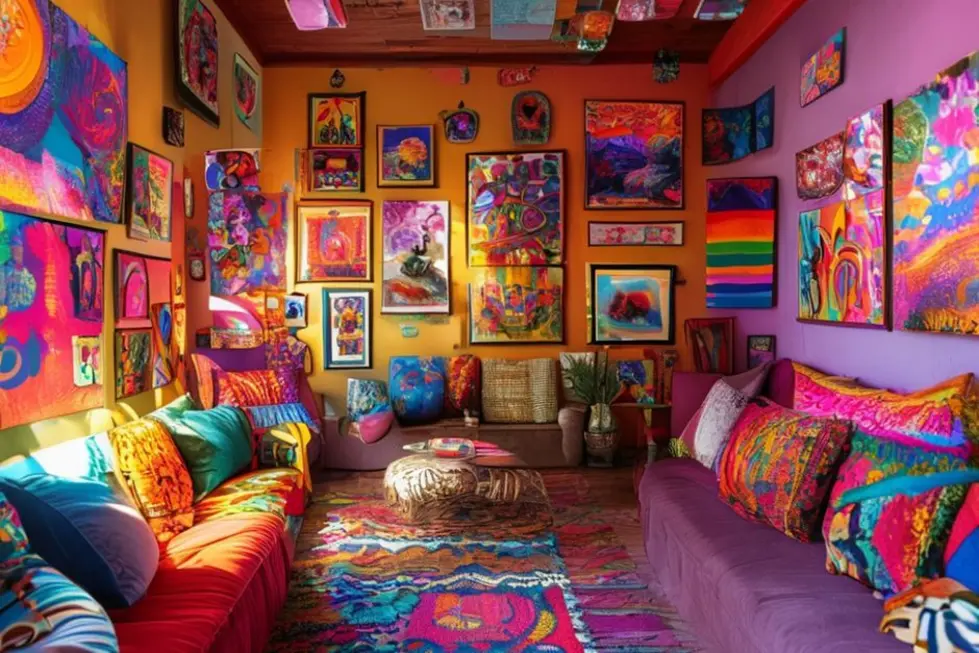 Um ambiente vibrante e acolhedor repleto de obras de arte coloridas nas paredes.