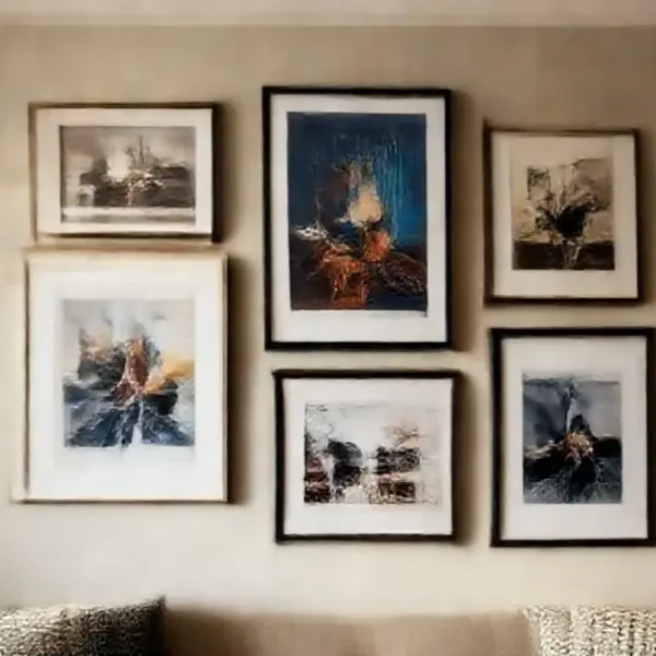 Espaço interno decorado com arte de parede