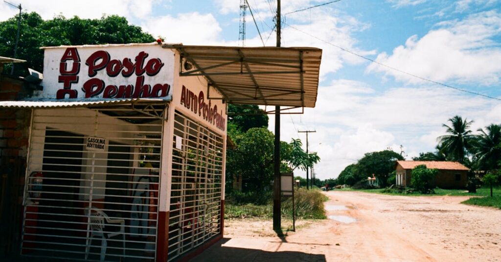 Como Cultivar a Autocompaixão e Melhorar Seu Dia a Dia 2 Weathered rural gas station in tropical countryside under a sunny sky.