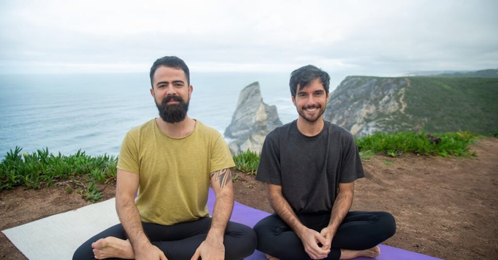 Como Praticar a Meditação para Iniciantes: Dicas e Benefícios 2 Two men practicing yoga outdoors with scenic ocean views in Portugal.