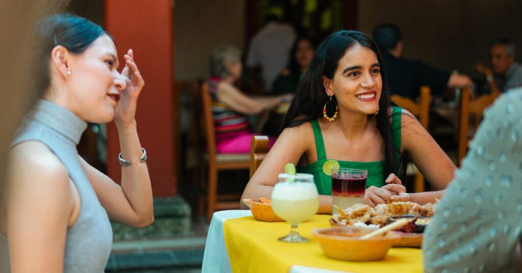 Como Organizar um Encontro de Amigas para Troca de Experiências 2 Group of friends enjoying food and drinks at a Mexican restaurant, capturing a lively and festive atmosphere outdoors.