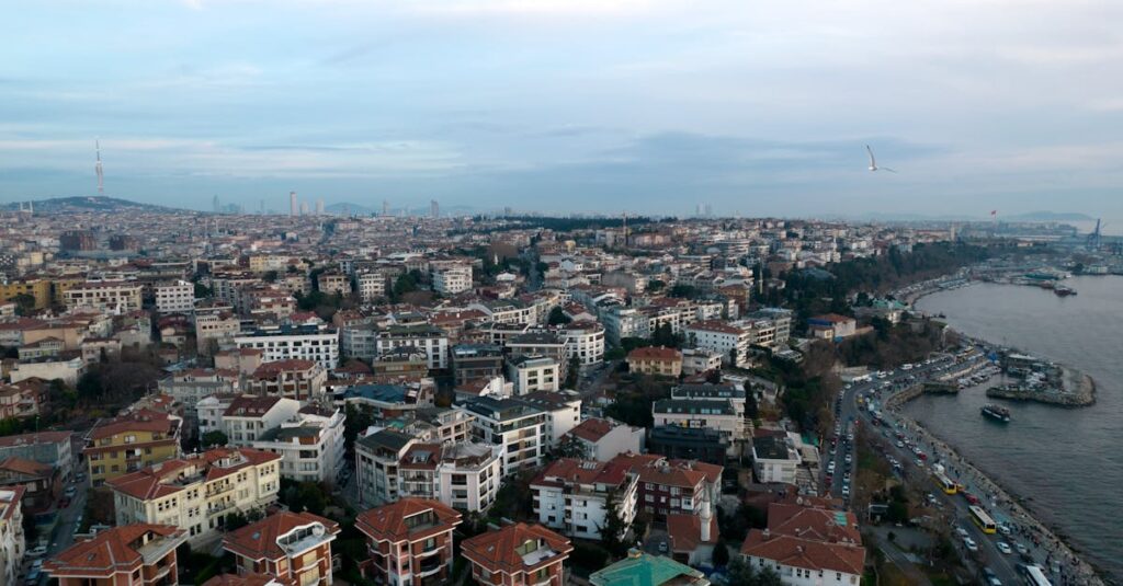 Como Lidar com a Ansiedade de Forma Prática e Eficaz no Dia a Dia 2 A stunning aerial view of Üsküdar in Istanbul, showcasing its urban landscape and waterfront.
