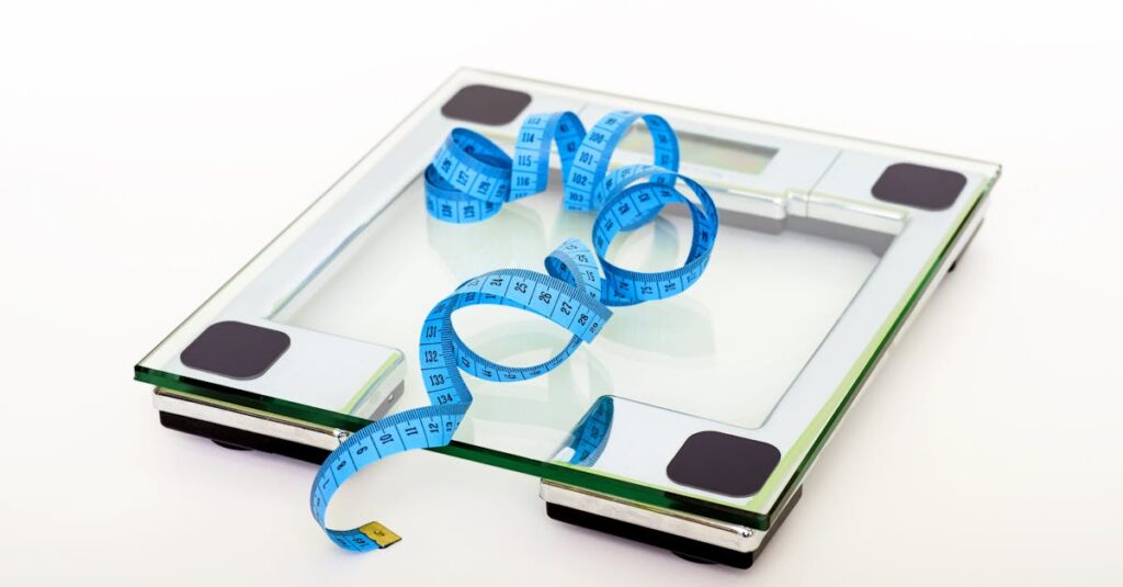Como Criar um Estilo de Vida Mais Conectado com a Saúde Mental 2 A digital glass weighing scale with a blue measuring tape, symbolizing weight management.