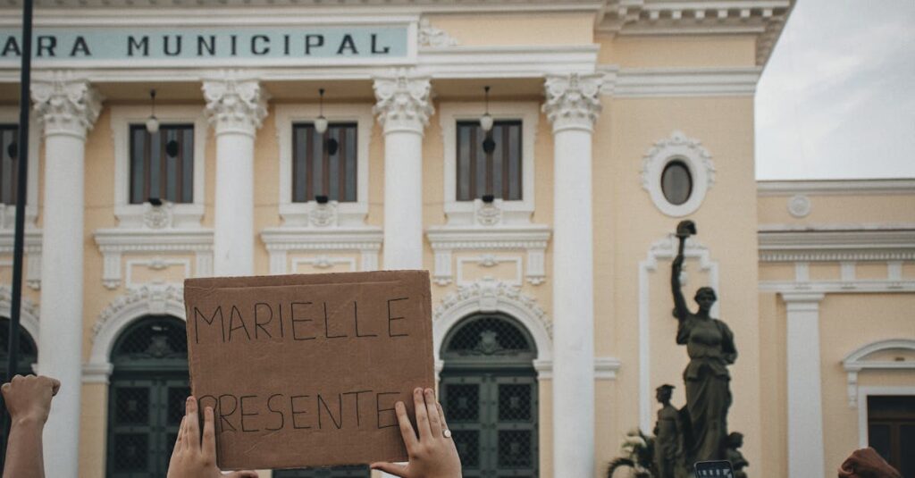 Como Criar um Estilo de Vida Mais Conectado com a Espiritualidade 2 Crowd holding a sign 'MARIELLE PRESENTE' at Rio's city hall.
