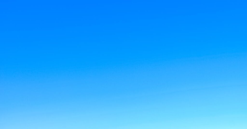 Como a Despersonalização Pode Impactar Sua Vida Diária 2 A serene view of a vibrant clear blue sky with a subtle gradient, perfect for backgrounds.