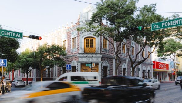 A stunning view of a historic building on Av. Central in Tuxtla Gutiérrez, Mexico during sunset.