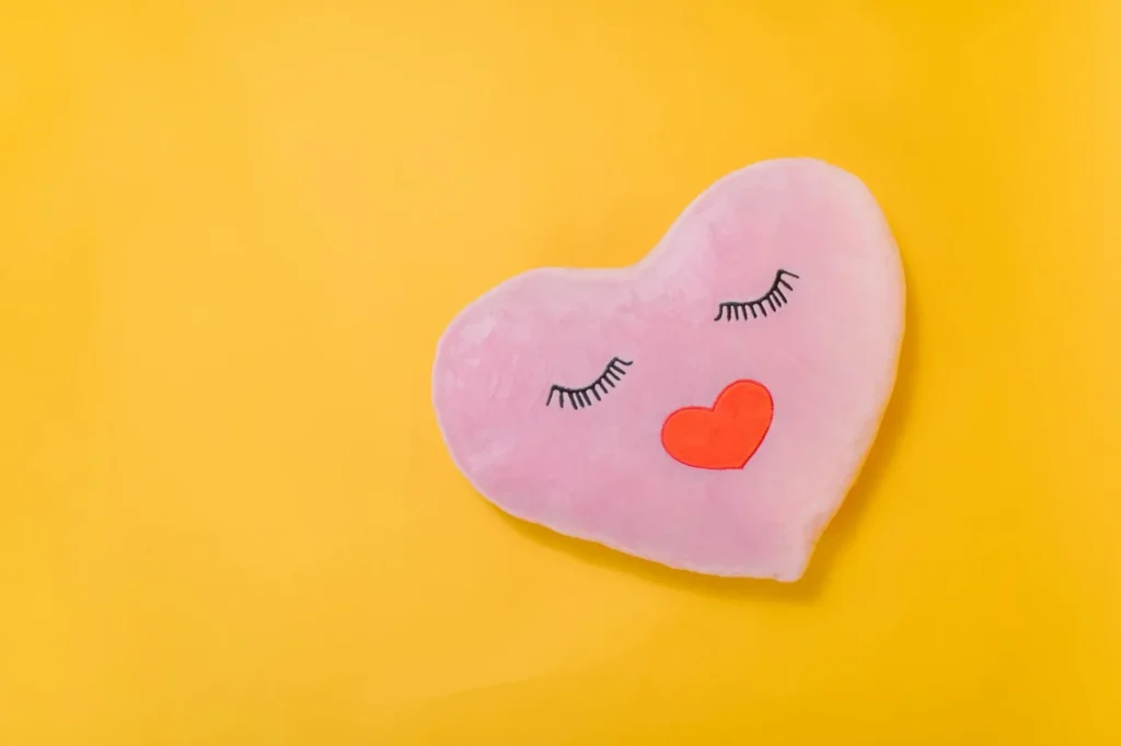 Ideias de como decorar com almofadas temáticas