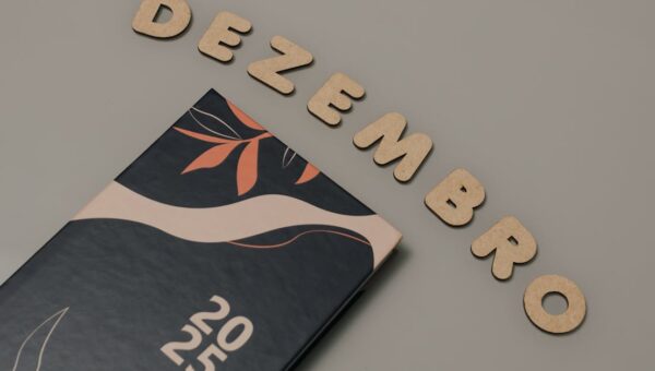 Stylish 2025 planner with 'Dezembro' wooden letters on a neutral background.