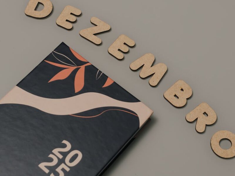 Stylish 2025 planner with 'Dezembro' wooden letters on a neutral background.