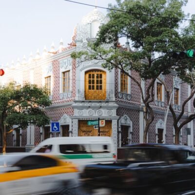 A stunning view of a historic building on Av. Central in Tuxtla Gutiérrez, Mexico during sunset.