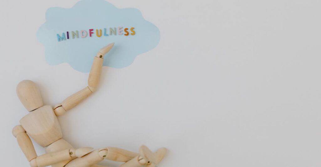 Como Aumentar sua Criatividade com Práticas de Mindfulness 2 Wooden mannequin with mindfulness text on light blue cloud background, conveying calm.