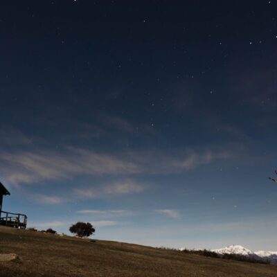 Peaceful starry night scene over a wooden cabin in El Bolsón, Argentina.