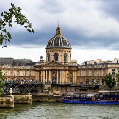 Capture of the iconic Pont des Arts and Institut de France along the Seine River in Paris.