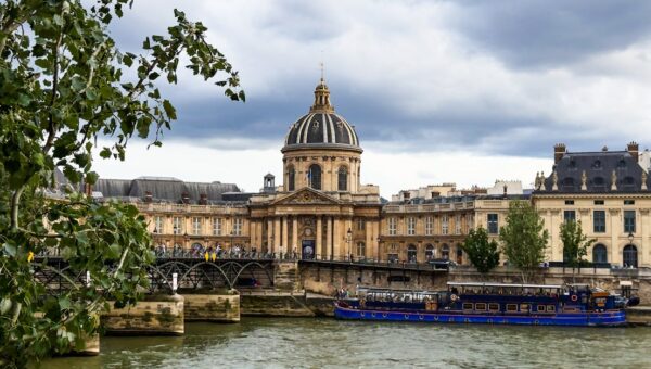 Capture of the iconic Pont des Arts and Institut de France along the Seine River in Paris.