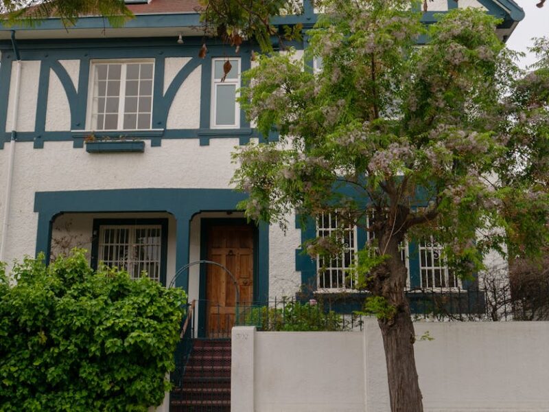 A charming classic-style house surrounded by lush greenery located in Valparaíso, Chile.