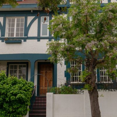A charming classic-style house surrounded by lush greenery located in Valparaíso, Chile.