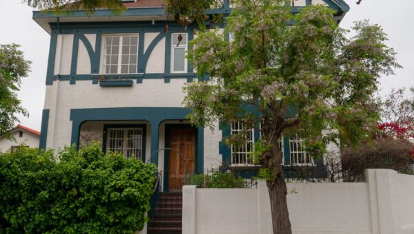 A charming classic-style house surrounded by lush greenery located in Valparaíso, Chile.