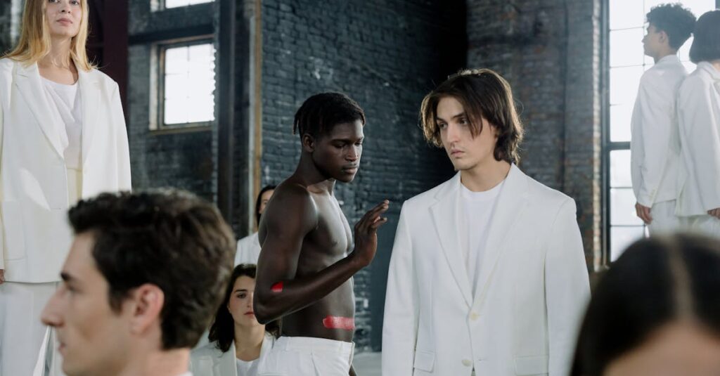 Como Cultivar a Autenticidade na Moda Pessoal e Sustentável 2 Models in a fashion shoot wearing white outfits in an industrial space.