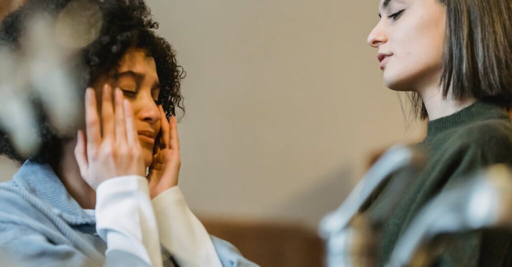 5 Maneiras de Praticar a Empatia no Dia a Dia 2 Low angle side view of upset African American crying and wiping away tears near crop girlfriend