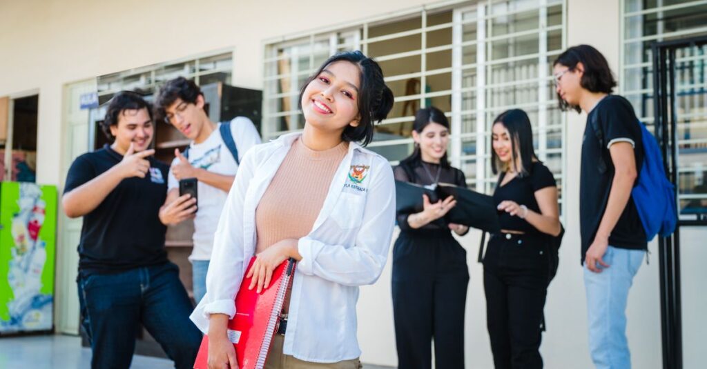 Como Transformar Medos em Oportunidades de Crescimento Pessoal 2 University students socializing and studying outdoors in Culiacán, Sinaloa, México.