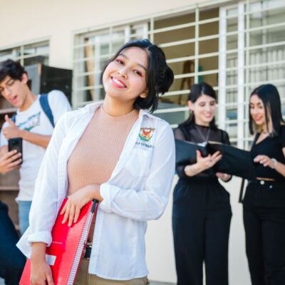 University students socializing and studying outdoors in Culiacán, Sinaloa, México.