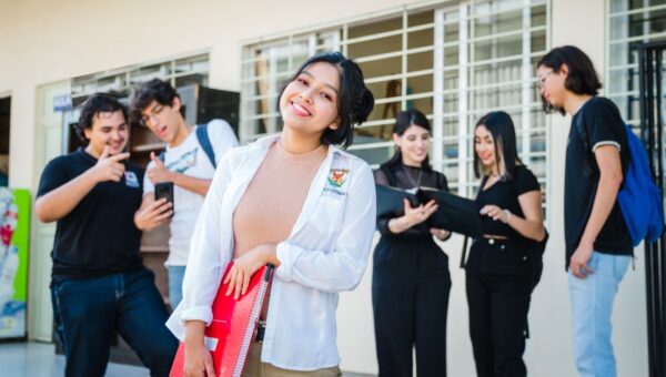 University students socializing and studying outdoors in Culiacán, Sinaloa, México.