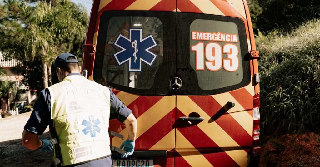 Emergency responder near a Brazilian ambulance with emergency number 193.