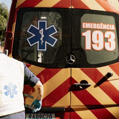 Emergency responder near a Brazilian ambulance with emergency number 193.